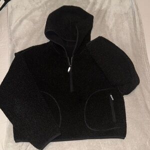 LIKE NEW Uniqlo Black Fleece half zip crop Hoodie
Size Medium